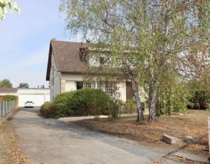 Maison en vente à Vendat / 8 pièces 230 m²